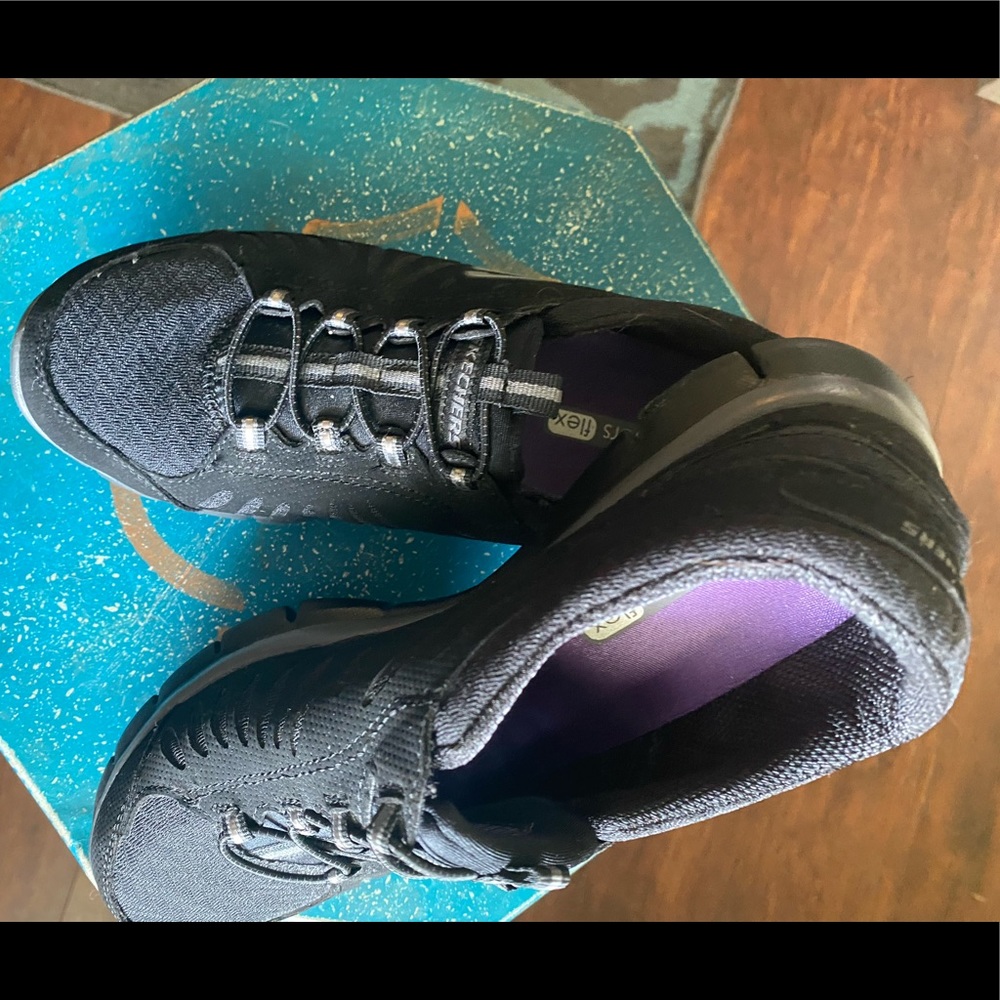 Sketchers Tennis Shoes